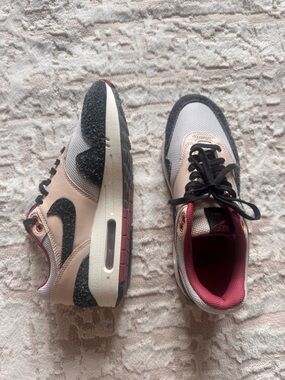 Nike Air Max Low Top Sneakers in Pink, Black & Cream